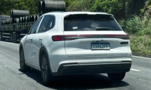 Geely Starship 7 híbrido é flagrado sem camuflagem no Brasil