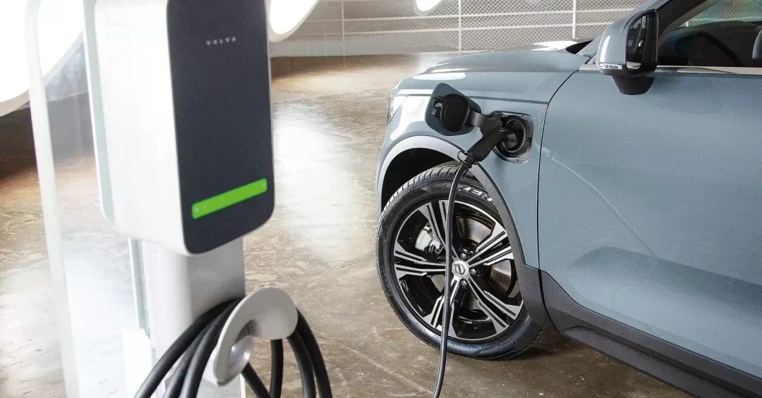 Quanto custa carregar um carro elétrico em casa e em eletropostos