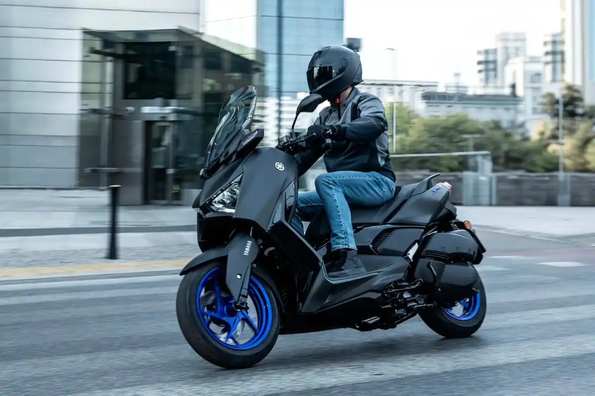 Yamaha XMAX 300 enfrenta concorrência de scooters chineses